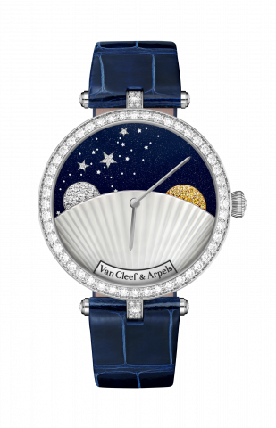 레이디 아펠 데이 앤 나잇(Lady Arpels Jour Nuit) 워치.  38mm 케이스(화이트 골드, 다이아몬드). 어벤츄린 글래스, 마더 오브 펄, 화이트 골드, 옐로우 골드, 다이아몬드, 옐로우 사파이어로 제작된 다이얼. 셀프 와인딩 메케니컬 무브먼트, 주간/야간 모듈 직접 교체 가능한 엘리게이터 레더 스트랩