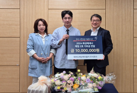 왼쪽부터 화성시문화재단 김신아 대표이사, 강민기 조각가, 제부도해상케이블카 이백현 대표이사