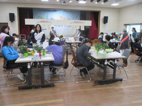 지난 4월 20일(토) ‘슈퍼 패밀리의 힐링 데이’에 참가한 장애인과 가족들이 공기정화식물 및 장미 심기 활동을 하고 있다