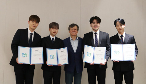 왼쪽부터 라포엠 유채훈, 라포엠 박기훈, 위스타트 김수길 회장, 라포엠 정민성, 라포엠 최성훈이 홍보대사 위촉식에서 기념사진을 촬영하고 있다