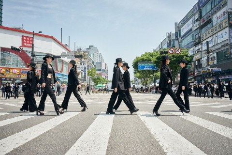 안산거리극축제에서 모델코리아 블랙팀이 거리 패션쇼 공연을 하고 있다