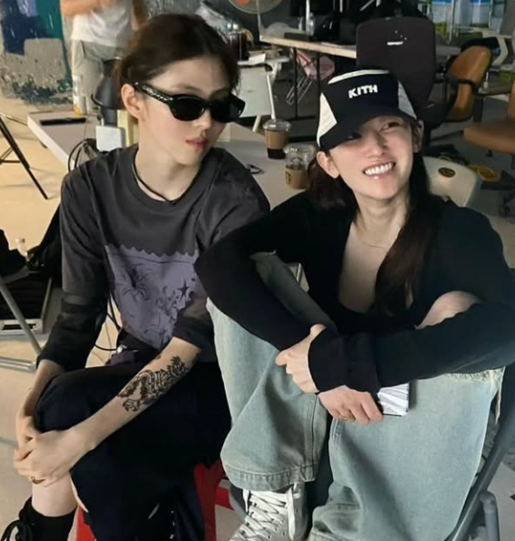 촬영장에서 함께하는 한소희, 전종서 모습. 전종서 인스타그램 캡쳐.DB재판매 금지.