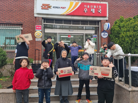 이번 활동에서는 참여 청소년과 선생님이 함께 종류별로 구호물품을 포장한 후 우체국을 통해 발송했다