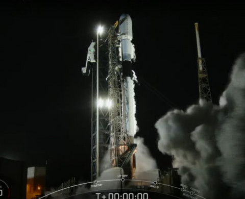 4월 22일 오전 9시 48분(한국시간) 미국 플로리다주 케이프 커너베럴 우주군기지에서 대한민국 정찰위성 4호기가 실린 스페이스X사의 팰컨-9 발사체가 발사되고 있다(출처=스페이스X)