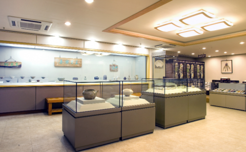 ‘휴대용 다기함’이 전시 중인 김포다도박물관 상설전시실 전경