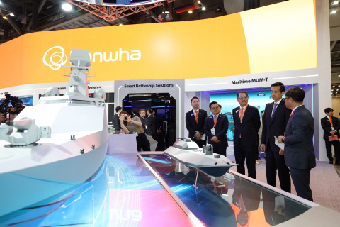 김동관 부회장이 MADEX(국제해양방위산업전) 한화오션 부스를 둘러보며 설명을 듣고 있다