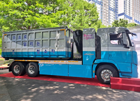‘부산시 수소청소차 도입 시민공개행사’에 전시된 수소청소차