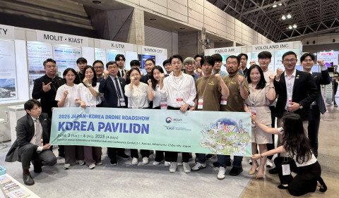 한-일 드론 로드쇼에 참석한 대한민국 대표단이 기념촬영을 하고 있다