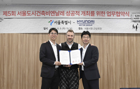 왼쪽부터 서울시 안중욱 미래공간담당관, 토마스 헤더윅 총감독, 현대차그룹 홍래욱 글로벌디자인매니지먼트팀 상무가 기념 촬영을 하고 있다