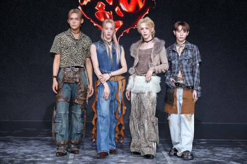 케이팝 최초 젠더리스 그룹 ‘XLOV (엑스러브)’가 13일 싱글 2집 ‘I ONE’ 앨범을 발매했다