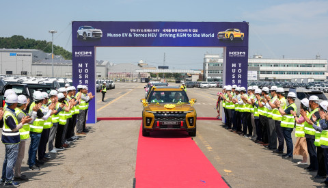 KGM이 무쏘 EV와 토레스 하이브리드 수출 선적 기념식을 갖고 글로벌 시장 물량 확대에 나섰다. KGM 곽재선 회장이 기념사와 함께 무쏘 EV 수출 차량을 직접 운전해 Ro-Ro선까지 이동하고 있다