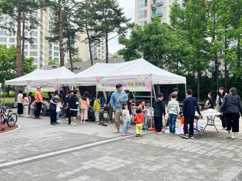 ‘우리마을 플레이데이’ 체험 부스를 찾은 청소년과 지역주민들이 다양한 활동에 참여하며 즐거운 시간을 보내고 있다