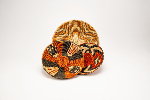 염색한 야자 잎(라피아)을 쪼개 코일링 기법으로 전통문양을 엮은북아케리카 바구니이다. 라피아는 천연 레진을 가지고 있어 더 견고하게 제작이 가능하다. 코일링 기법은 바탕이 되는 재료 주위를 식물 섬유로 감아가며 바느질하는 방식으로, 각 줄이 그 아래쪽 줄에 단단히 꿰매져 층층이 쌓이는 구조다