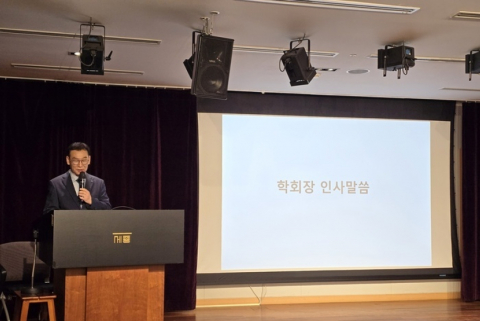 노명화 한국교육문화재단 이사 겸 한국국방조직학회 회장이 인사말을 하고 있다