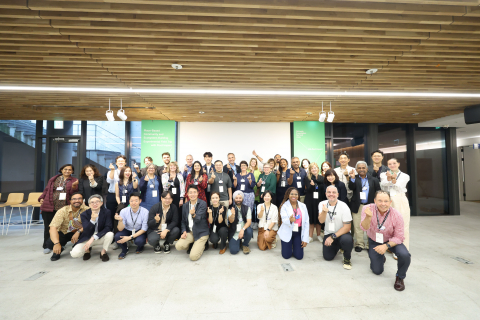 헤이그라운드 브릭스 성수에서 참가자들이 단체사진을 촬영하고 있다