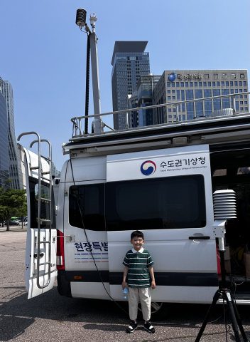 아역 모델 최동준이 기상청 캠페인 촬영 스케치에 참여하고 있다