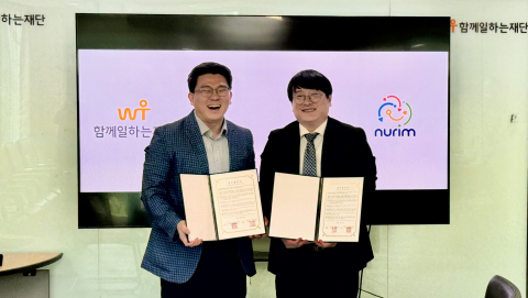 함께일하는재단과 가치있는누림 관계자들이 업무협약 체결 후 기념 촬영을 하고 있다