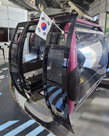 광복절을 맞아 태극기를 게양한 송도해상케이블카