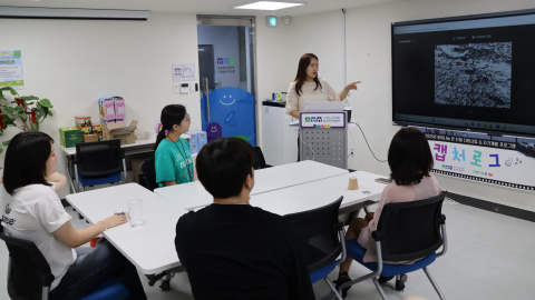 청소년들이 사진 촬영 기법을 학습을 통해 직접 촬영한 작품을 함께 감상하는 모습