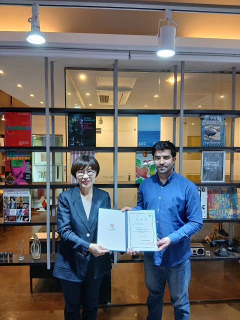 경기도젠더폭력통합대응단 이성은 단장(오른쪽)이 통번역 지원단원에게 위촉장을 수여하고 있다(제공=경기도젠더폭력통합대응단)