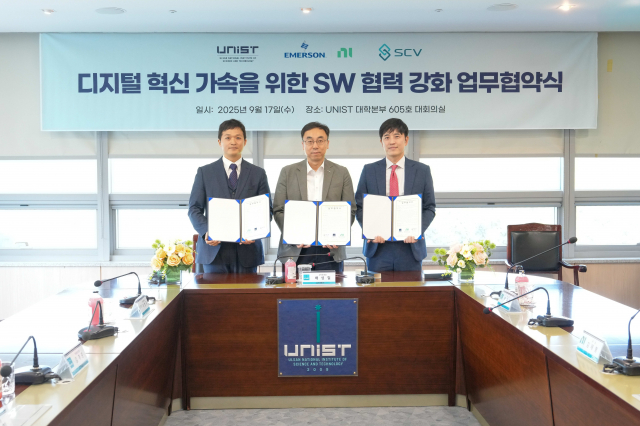 9월 17일 울산과학기술원(UNIST)이 글로벌 테스트·계측 선도 기업 NI, 국내 계측·제어 전문업체 에스씨브이와 산학협력 강화를 위한 업무협약을 체결했다. 왼쪽부터 이병관 에스씨브이 대표이사, 배성철 UNIST 교학부총장, 정구환 NI 상무가 협약식 후 기념촬영을 하고 있다(사진=UNIST)
