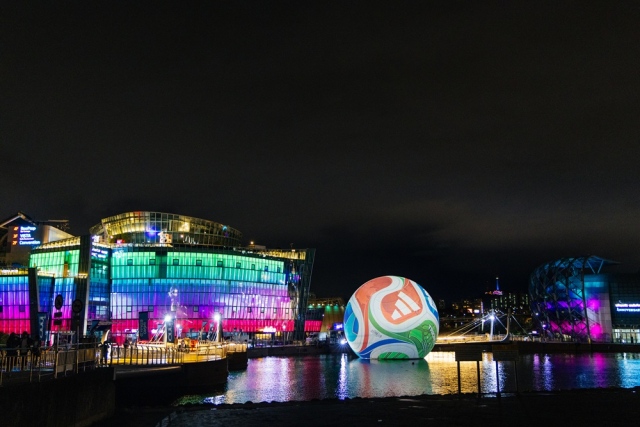 아디다스가 12일 세빛섬에서 진행한 2026년 북중미 월드컵 공인구 ‘트리온다’ 국내 출시 기념행사 ‘소프 볼’을 성황리에 마쳤다(제공=아디다스코리아)