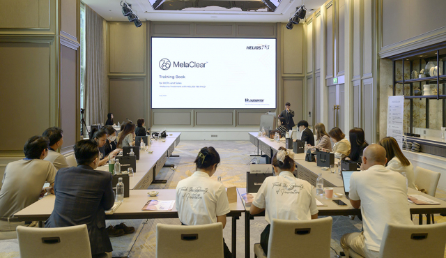 태국 방콕에서 열린 ‘HELIOS 785 PICO Insight Day’에서 참석자들이 강연을 경청하고 있다(사진=레이저옵텍)