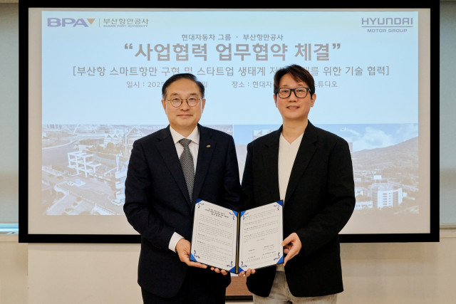 왼쪽부터 부산항만공사 정원동 부사장과 현대차그룹 제로원실 노규승 실장이 업무협약 체결식에서 기념 촬영을 하고 있다