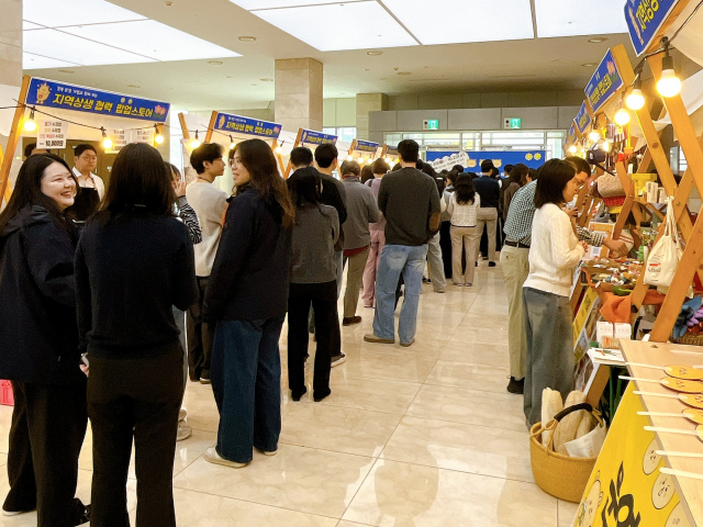 팝업스토어가 한국전력기술 임직원과 지역주민들로 북적이고 있다