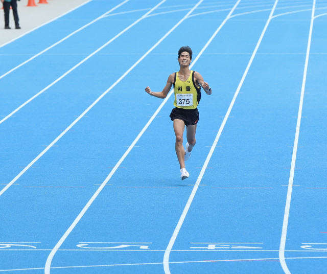 ‘제106회 전국체육대회’ 하프마라톤 종목에서 우승을 거둔 손세진 선수가 결승 지점에 들어오며 세리머니를 하고 있다