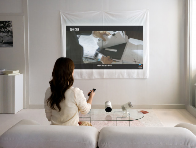 삼성전자 모델이 혁신적인 AI 포터블 프로젝터 ‘더 프리스타일+’를 소개하고 있다