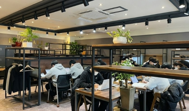 은계지구 영어학원 제임스에듀가 직접 운영 및 관리하는 직영 스터디카페 전경. ‘초(超)스파르타 9-4-1-生’ 윈터스쿨 기간 동안 학생들이 외부 유해 요소 없이 오직 학습에만 전념할 수 있도록 최적화된 환경을 제공하고 있다