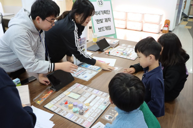 청소년 대상 독립 역사 AR 보드게임 체험을 진행하는 모습