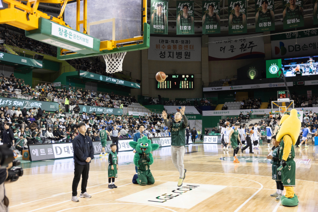 프로농구 원주 DB의 홈경기장에서 윤종진 한국보훈복지의료공단 이사장이 원주 DB의 승리를 기원하는 시투를 하고 있다