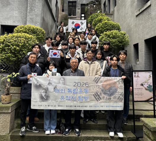 독립유공자 후손들이 대한민국임시정부 청사를 방문해 선열들의 발자취를 되새기고 있다